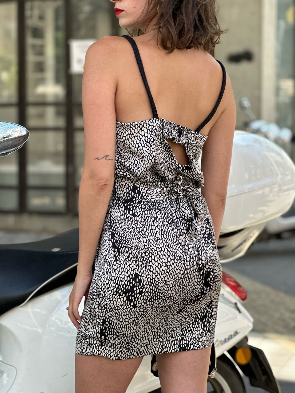 חצאית מיני ונוס - לבן פרינט תנין