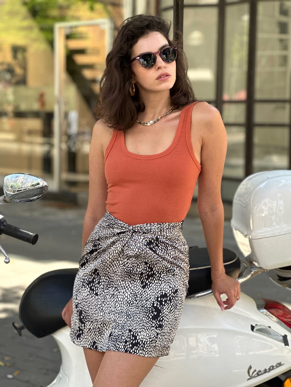 חצאית מיני ונוס - לבן פרינט תנין