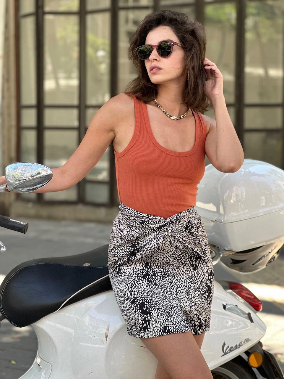 חצאית מיני ונוס - לבן פרינט תנין