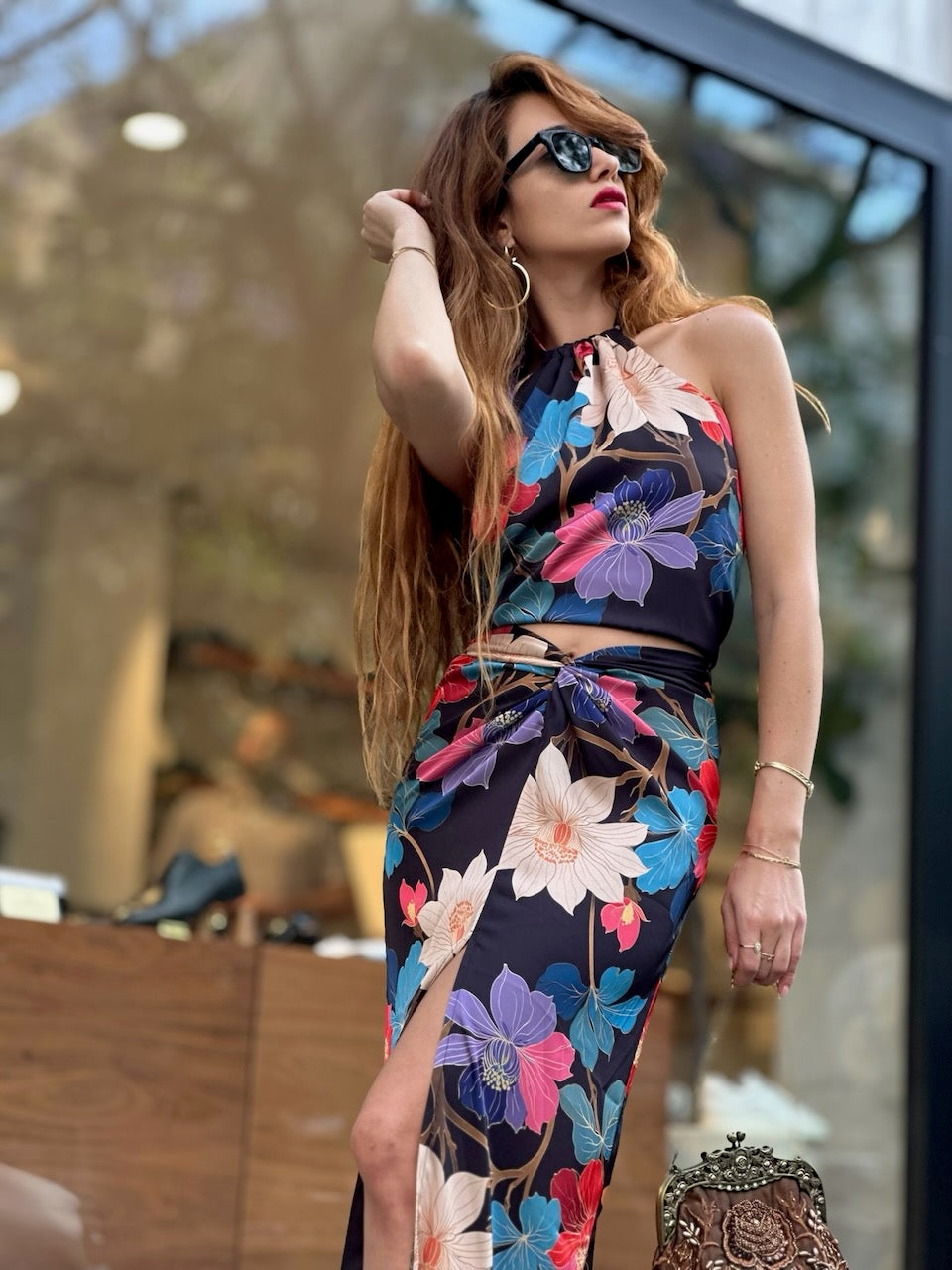 חצאית מקסי ונוס - שחור פרחים צבעוניים