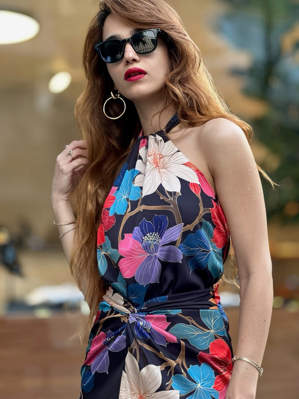 טופ קירה - שחור פרחים צבעוניים