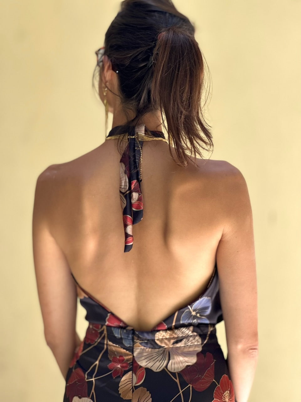 טופ קירה - שחור פרחים ניוד בורדו