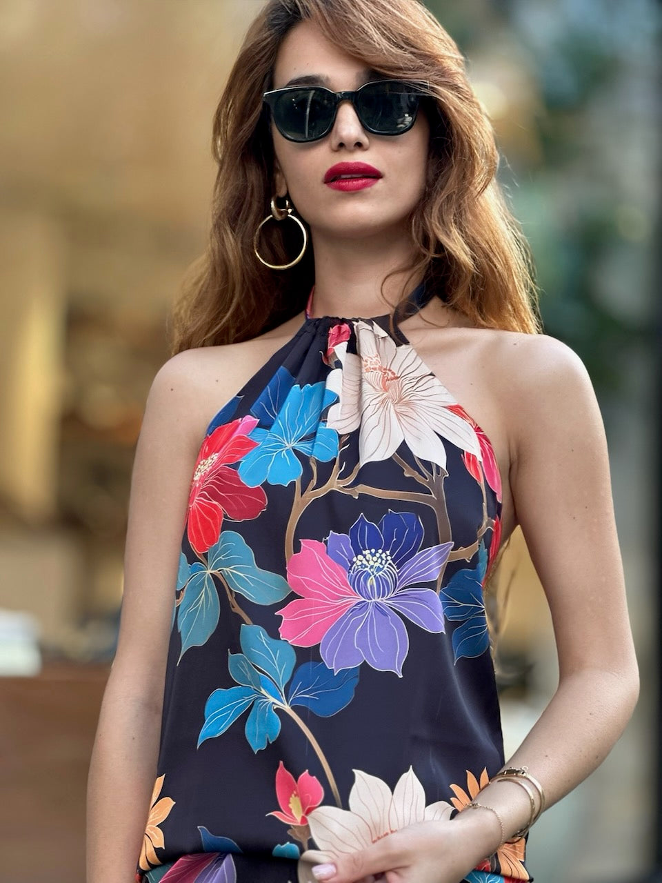 טופ קירה - שחור פרחים צבעוניים