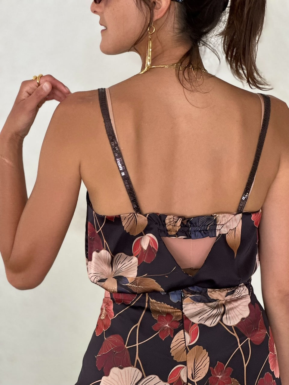 גופיית אתנה - שחור פרחים ניוד בורדו