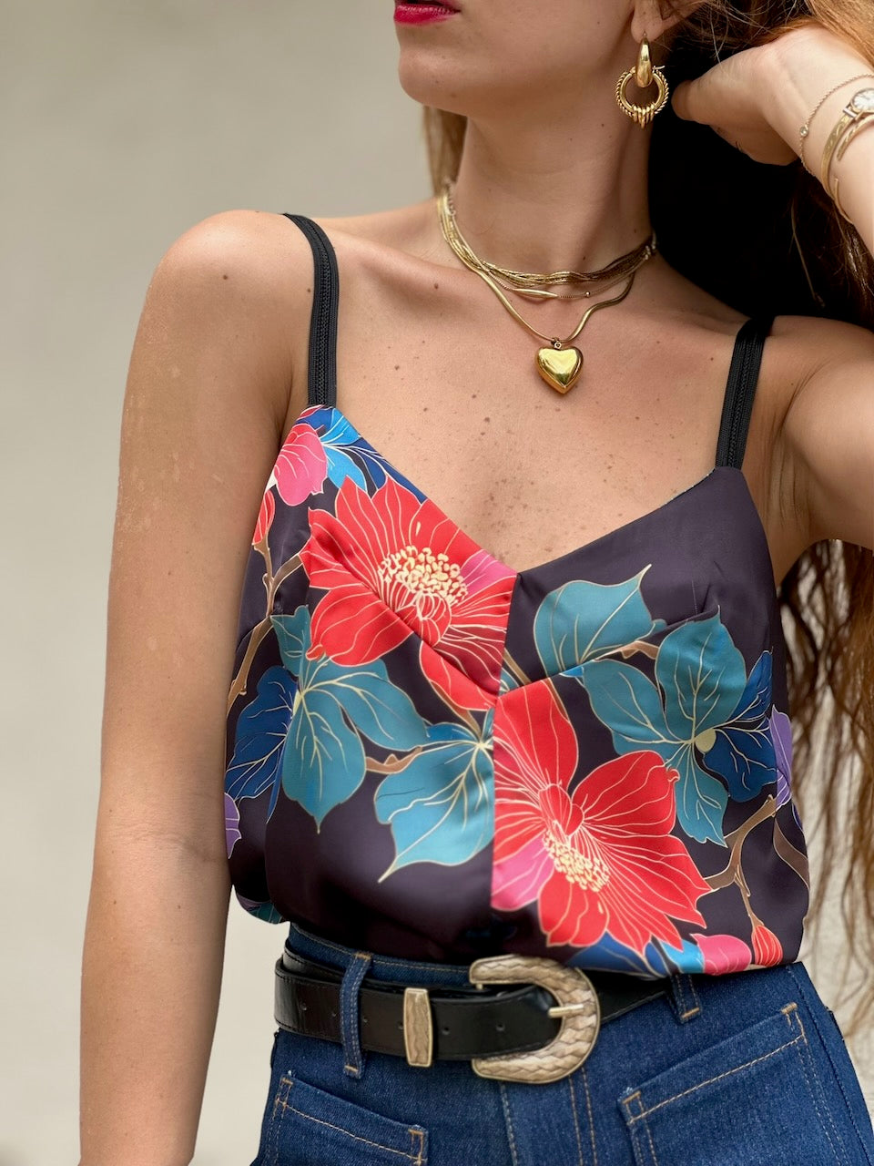 גופיית אתנה - שחור פרחים צבעוניים