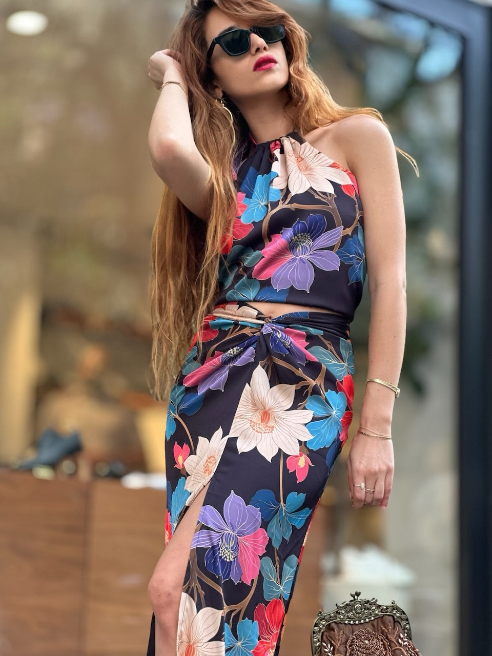 טופ קירה - שחור פרחים צבעוניים