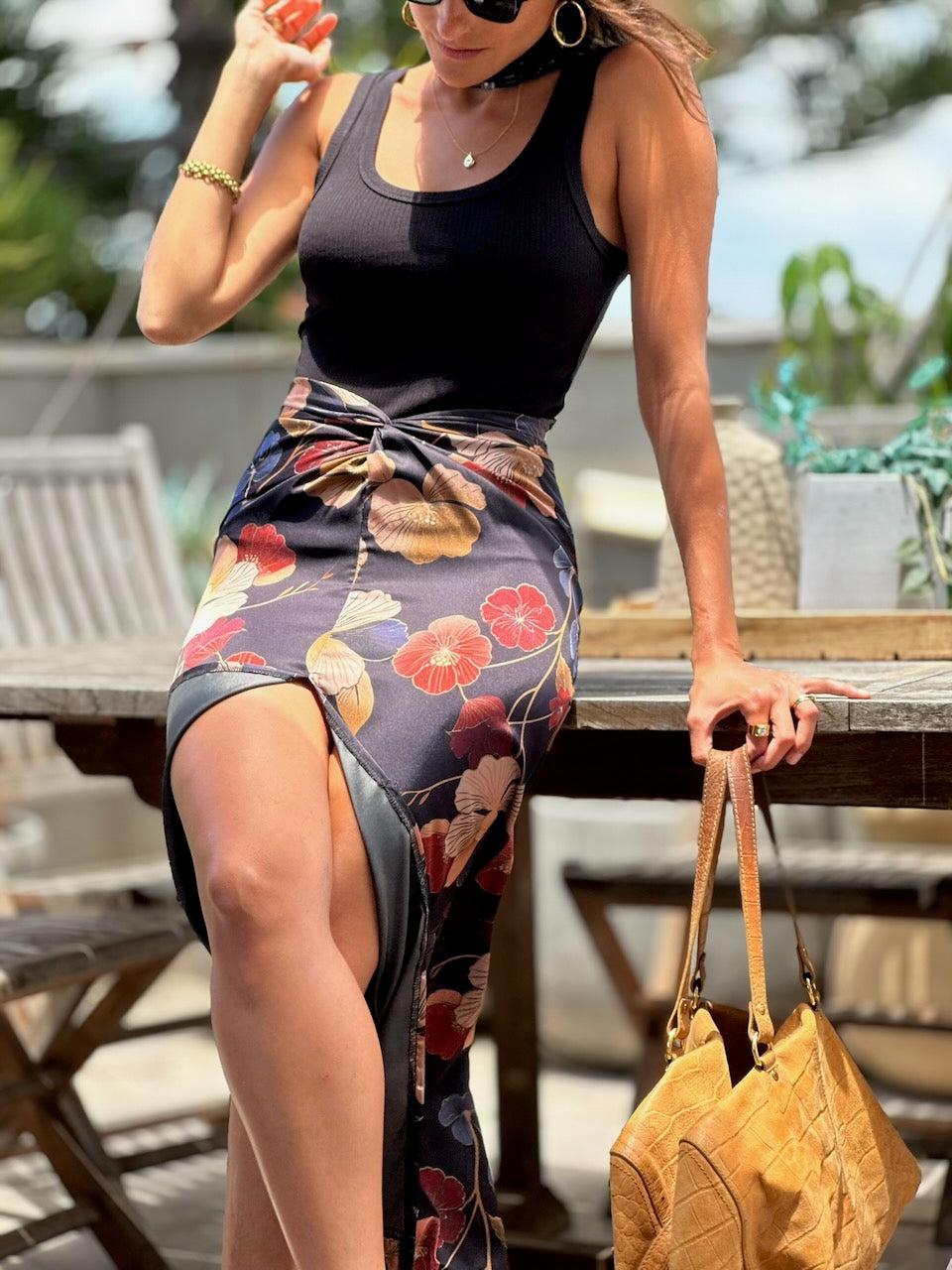 חצאית מקסי ונוס - שחור פרחים ניוד בורדו