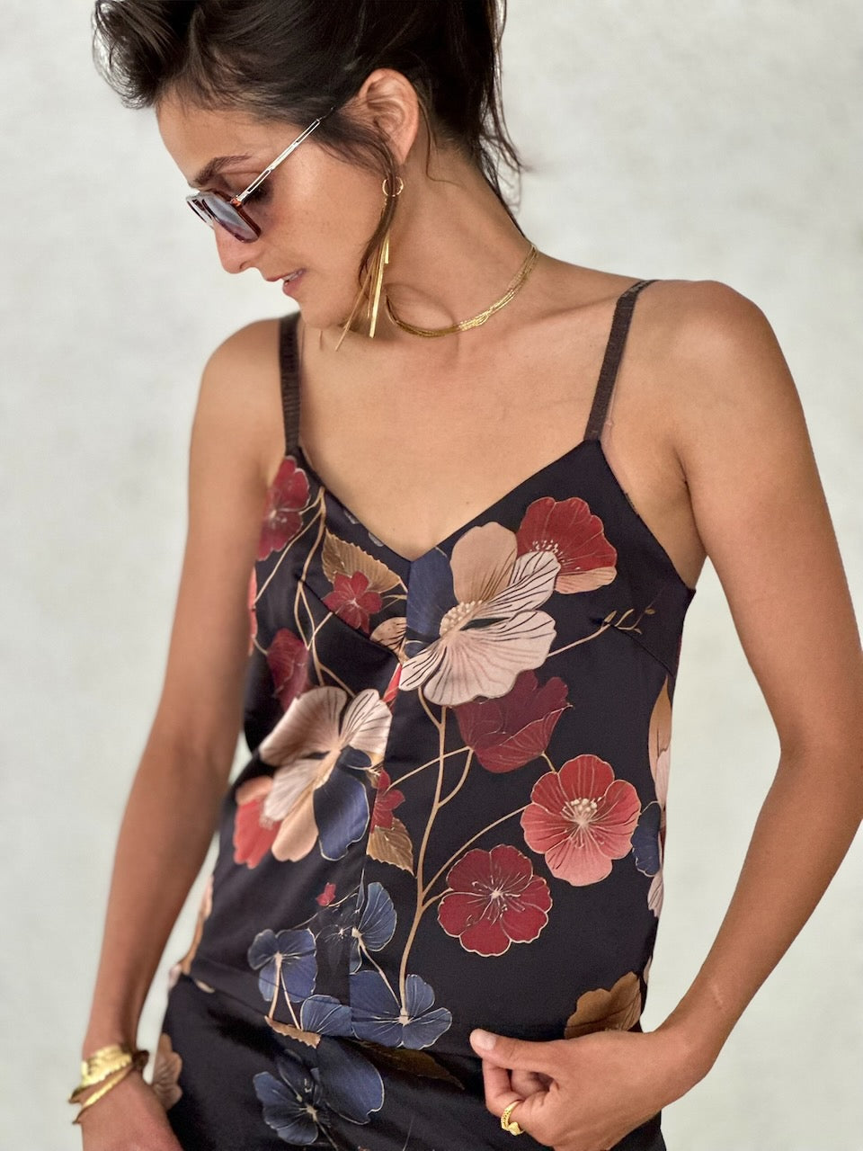 גופיית אתנה - שחור פרחים ניוד בורדו